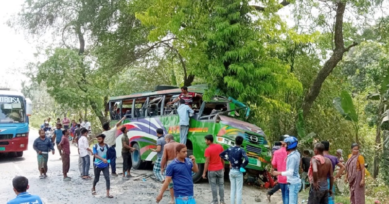 কুমিল্লায় নিয়ন্ত্রণ হারিয়ে গাছের সঙ্গে বাসের ধাক্কা, নিহত ৩