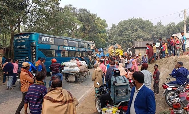 দিনাজপুরে বাস ও ট্রাকের মুখোমুখি সংঘর্ষে ৩ জন নিহত ও ২০ জন আহত