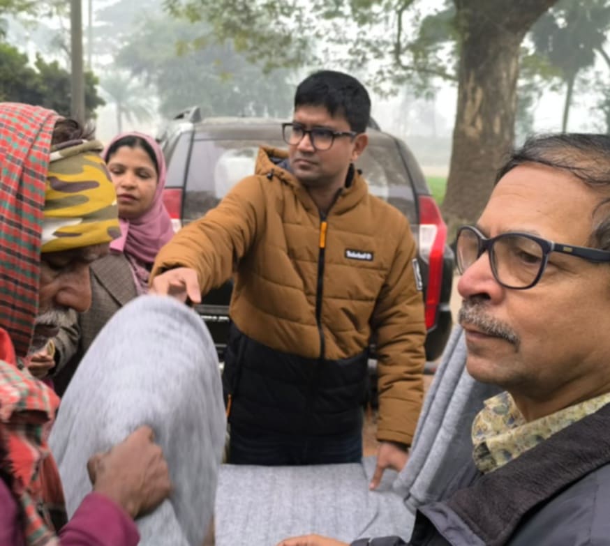 ঈশ্বরদীতে ৪১১ পরিবারের মাঝে শীতবস্ত্র বিতরণ   ত্রিশ বছর পর শীতবস্ত্র পেলেন জেলে পল্লীর পরিবার