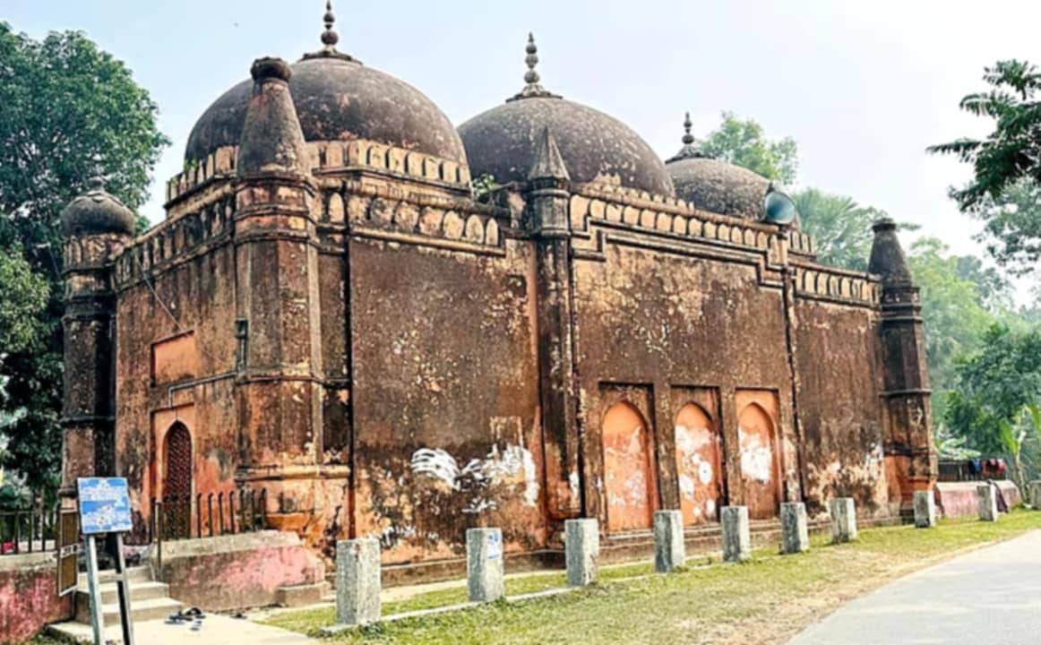 মুগল স্থাপত্যশৈলীর অনন্য নিদর্শন কুমিল্লার শরীফপুর শাহী মসজিদ