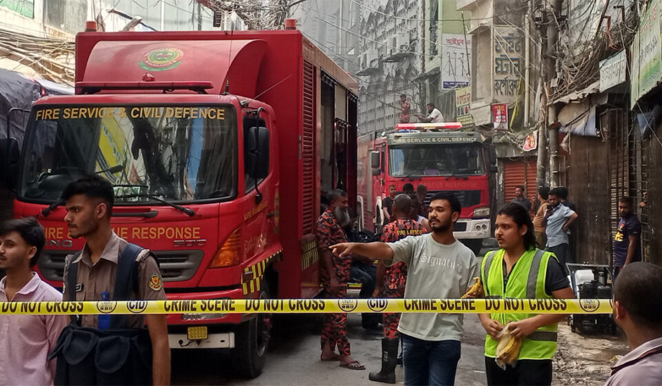 চকবাজারে ২১ ঘণ্টা পরও ধোঁয়া, কাজ করছেন ফায়ার ফাইটাররা